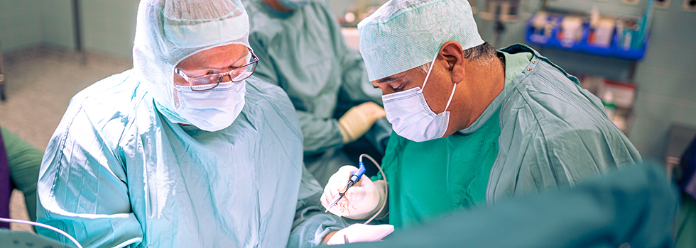 Dr. Turial und Dr. Krause bei einer Operation in der Kinderchirurgie der Universitätsmedizin Magdeburg